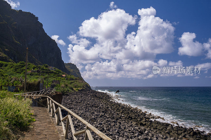 马德拉海岸线面向Ilhéu da Viúva ou da Rocha do Navio与海浪冲击海岸